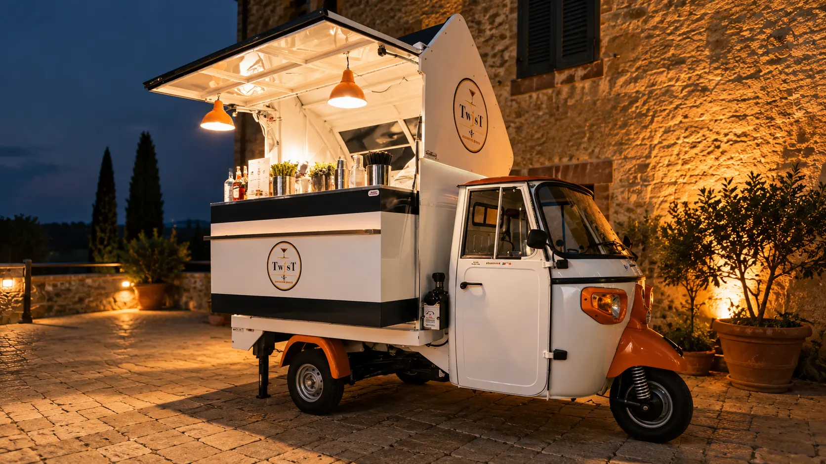 Ape Cocktail Truck Twist illuminata di sera