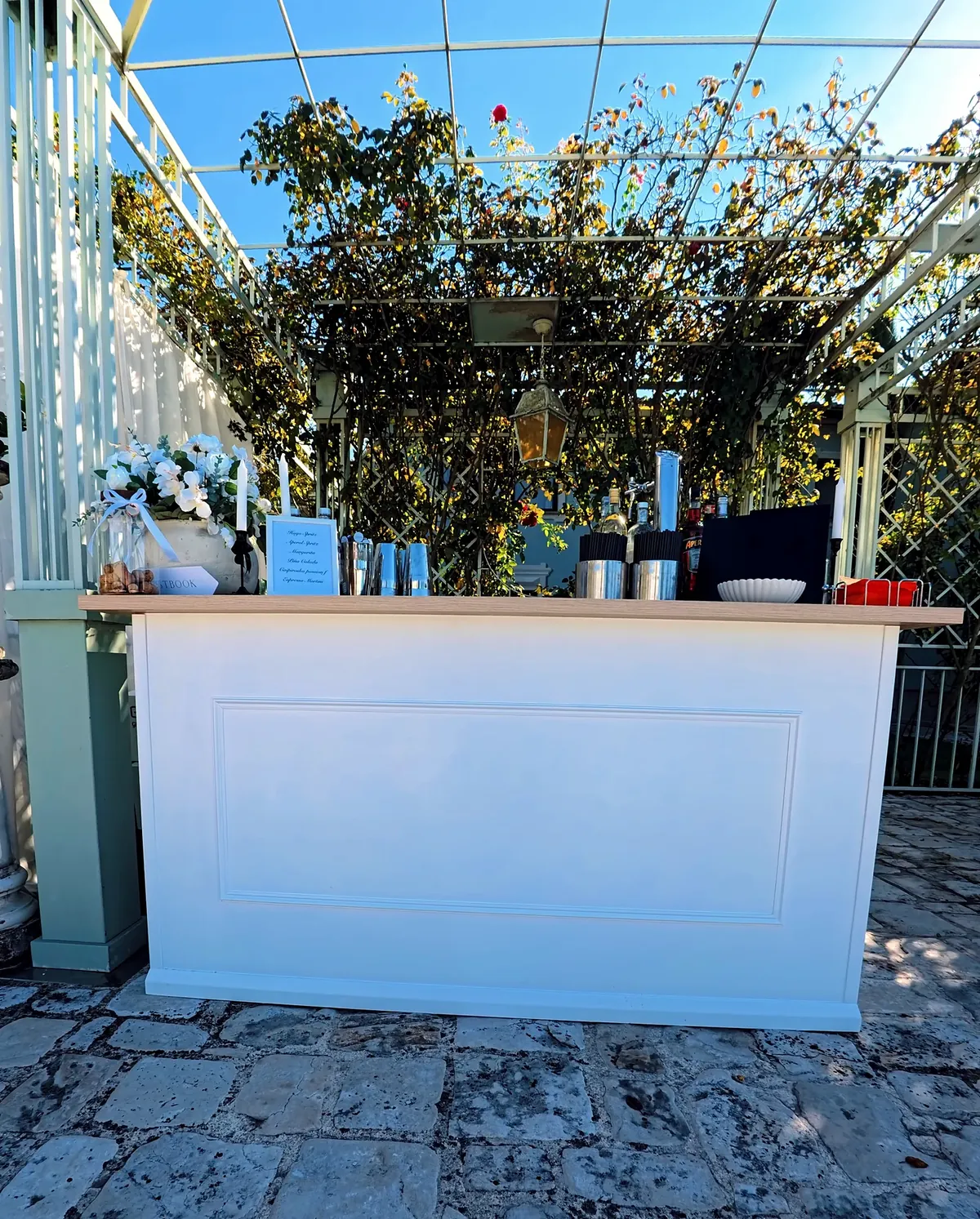 Cocktail station bianca Twist a un matrimonio in Toscana