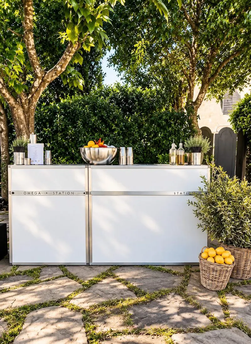 Cocktail station Twist in un giardino in Toscana