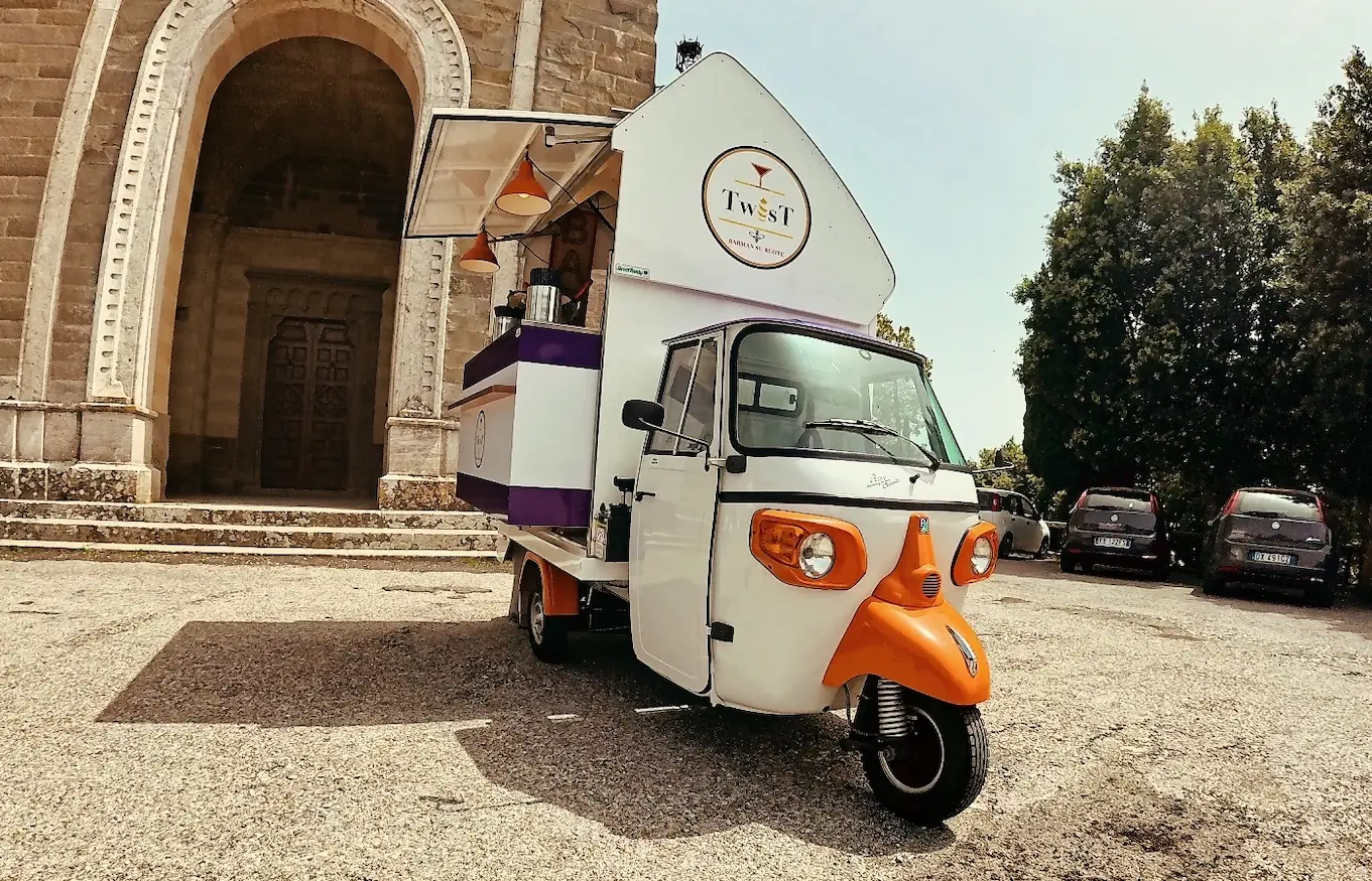 Ape Cocktail Truck Twist Davanti A Una Chiesa Toscana Pronta Per Un Aperitivo